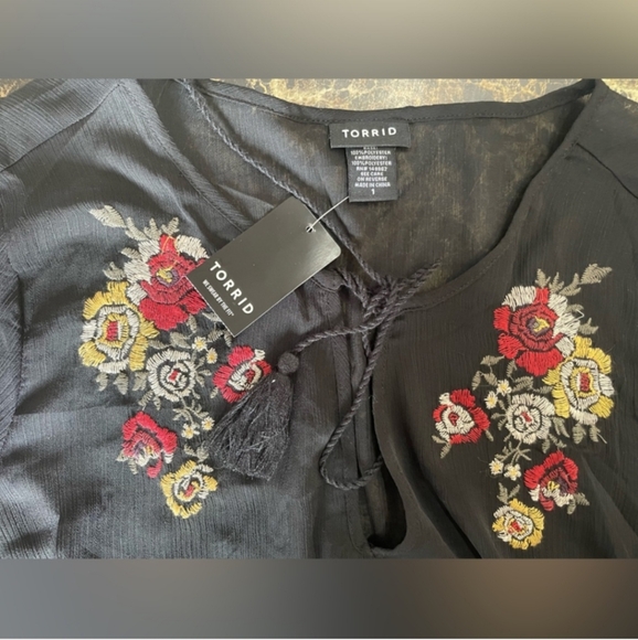 TORRID SHEER BLACK EMBROIDERED BLOUSE SHEER SIZE 1X-NWT - Picture 3 of 3